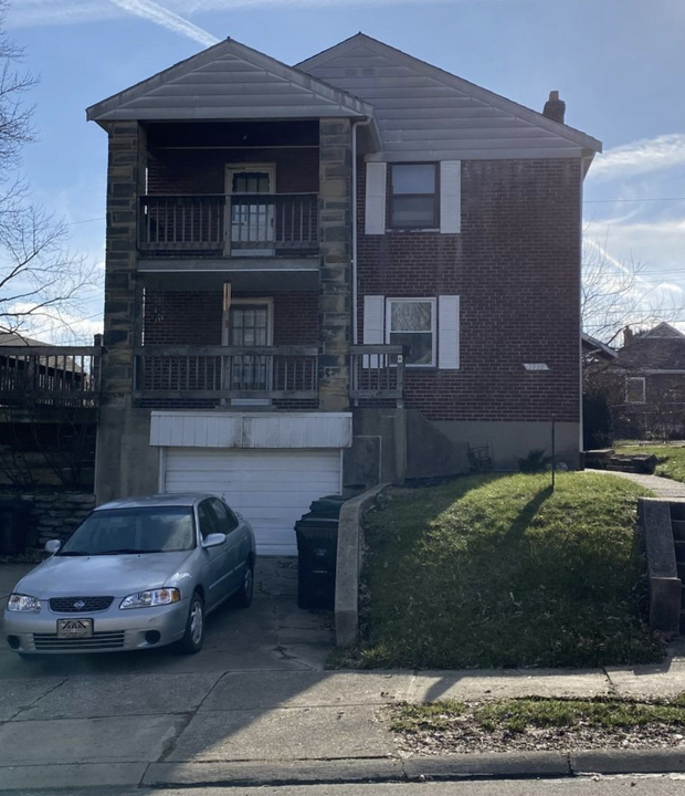 3935 N Clerose Cir, Unit 2 in Cincinnati, OH - Foto de edificio