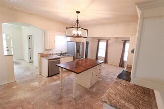 1065 W Pecan St in Stephenville, TX - Building Photo - Building Photo