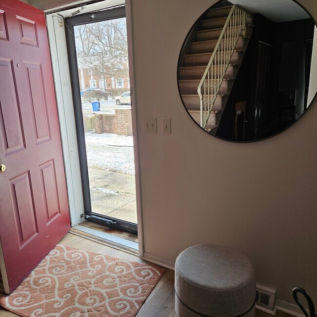 4902 Wickford Dr E, Unit 5 (Fully Furnished) in Sylvania, OH - Building Photo - Building Photo