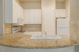 2400 McCue Rd in Houston, TX - Foto de edificio - Building Photo