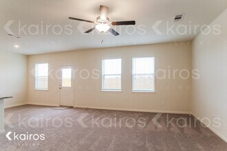 5518 Sapphire Lagoon Rd in Mont Belvieu, TX - Building Photo - Building Photo