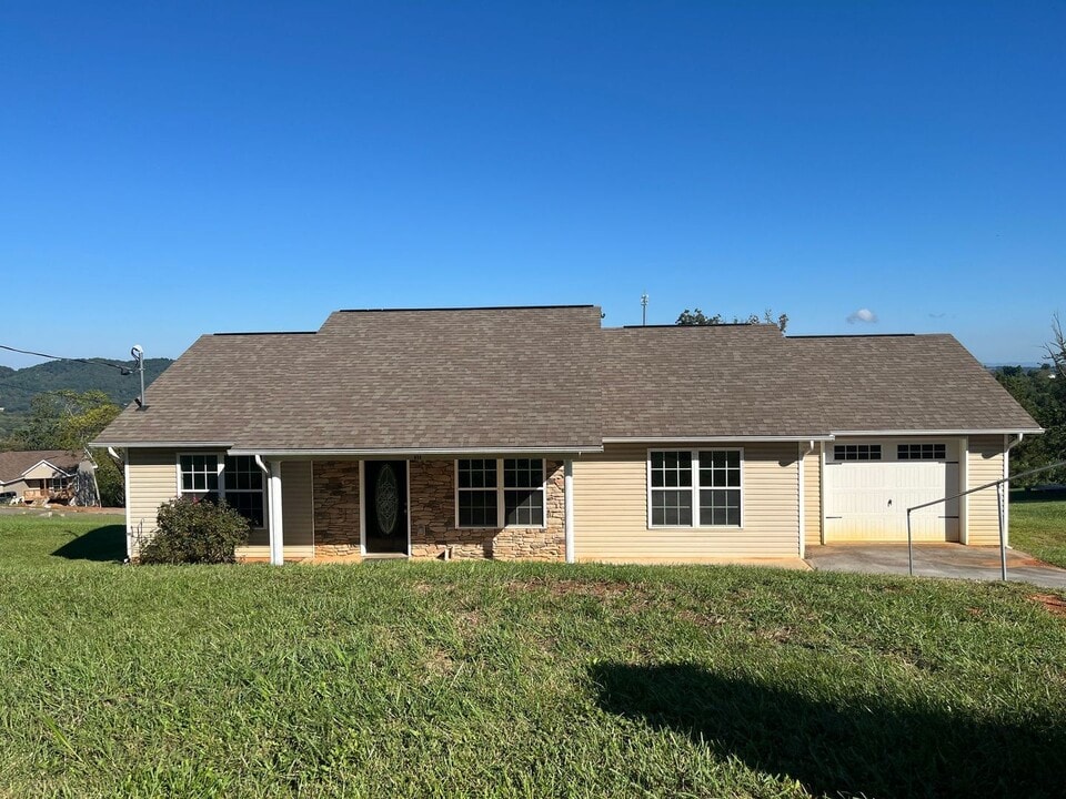 668 Privet Dr in Dandridge, TN - Foto de edificio