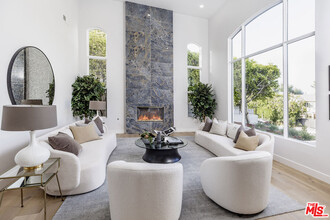 2826 Deep Canyon Dr in Beverly Hills, CA - Foto de edificio - Building Photo