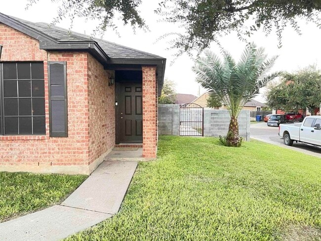 101 Jacales Court in Laredo, TX - Building Photo - Building Photo