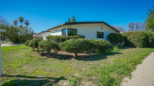 22135 Kittridge St in Los Angeles, CA - Building Photo