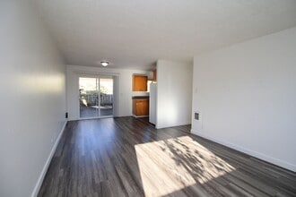 6237-6239 SE Fern Ave, Unit 6237 in Portland, OR - Building Photo - Building Photo