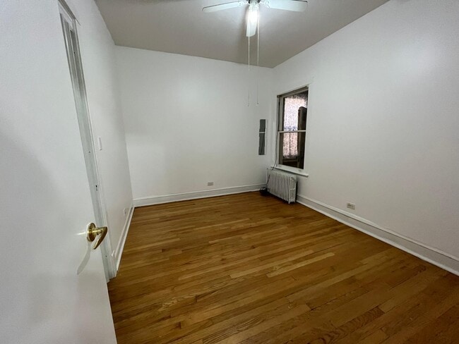 6017 W Irving Park Rd, Unit 2nd Fl in Chicago, IL - Foto de edificio - Building Photo