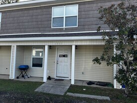 1305 County Rd 390 in Lynn Haven, FL - Building Photo