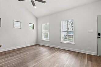 1327 N Bronough St, Unit 2 in Tallahassee, FL - Building Photo - Building Photo