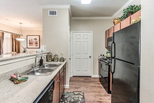 2898 W Baker Rd in Baytown, TX - Foto de edificio - Building Photo