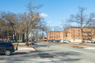 8710 204th St in Hollis, NY - Building Photo - Building Photo