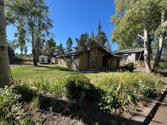 669 NE Lafayette Ave in Bend, OR - Foto de edificio - Building Photo
