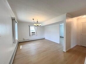 30 Castle Ln in Levittown, NY - Building Photo - Building Photo