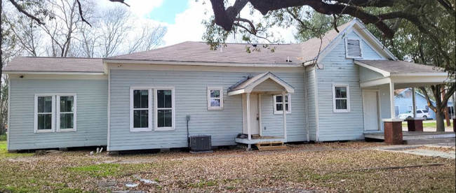 2105 Laurel Ave in Beaumont, TX - Foto de edificio - Building Photo