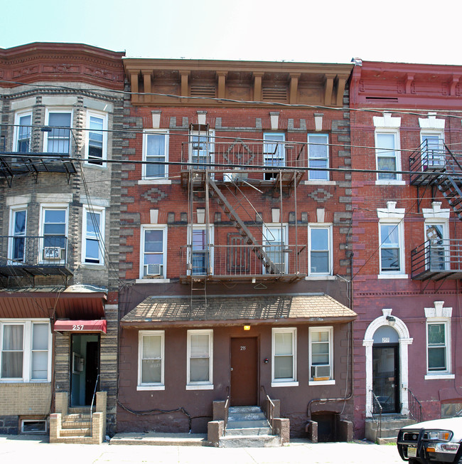 255 Walker St in Cliffside Park, NJ - Building Photo - Building Photo