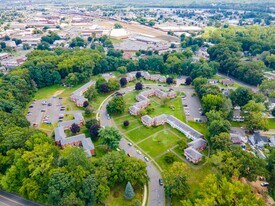 82 Mercury Ct in West Springfield, MA - Building Photo