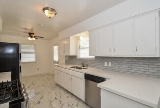 5330 Windswept Ln in Houston, TX - Foto de edificio - Building Photo