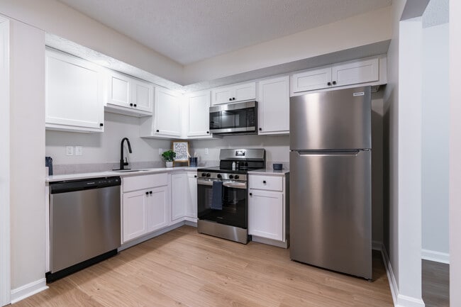 Lochwood Apartments in New Albany, IN - Building Photo - Interior Photo