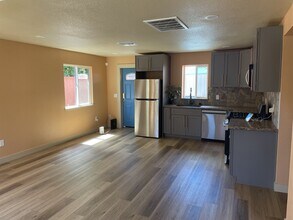 7220 17th St in Sacramento, CA - Foto de edificio - Building Photo