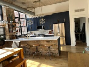 17 N Loomis St, Unit 2E in Chicago, IL - Building Photo - Building Photo