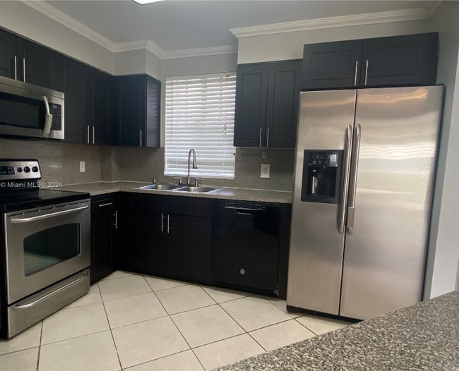 6175 NW 186th St in Hialeah, FL - Building Photo - Building Photo