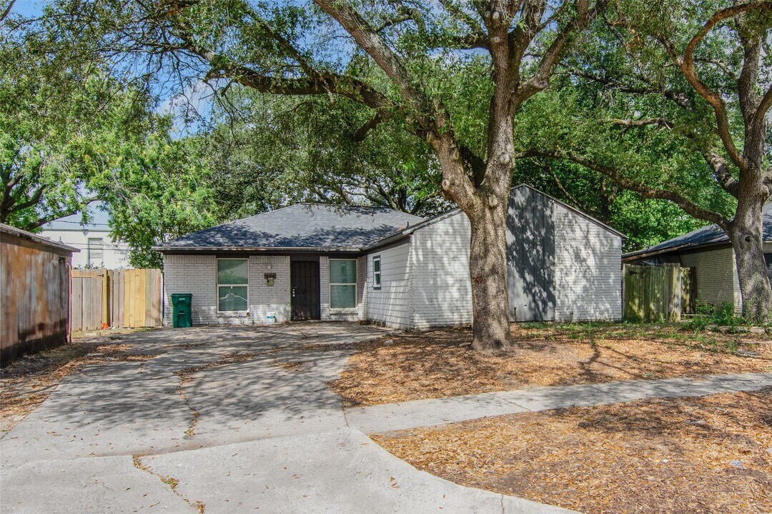 954 Michael Dr in Pasadena, TX - Foto de edificio