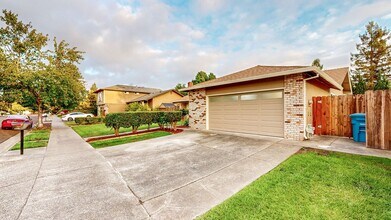 2346 Fairbanks Dr in Santa Rosa, CA - Building Photo - Building Photo