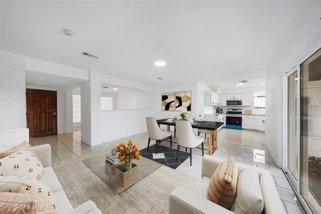 property at 910 1/2 Oak St
