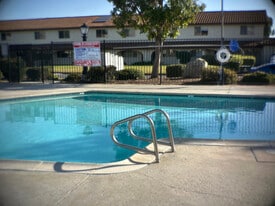 160 Espanas Glen in Escondido, CA - Building Photo