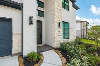 215 Warbler Song Dr in Willis, TX - Building Photo - Building Photo