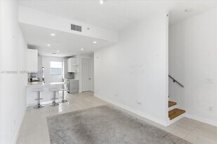 7743 SW 99th St in Miami, FL - Building Photo