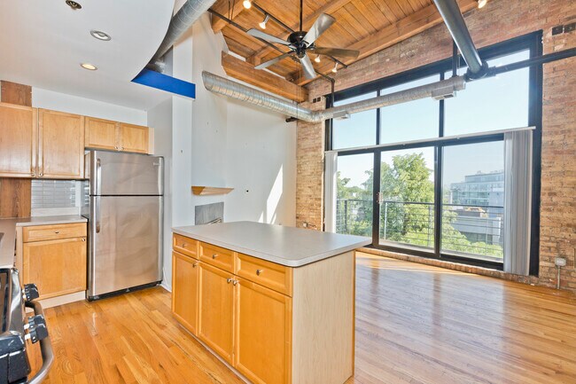 2210 W Wabansia Ave, Unit 410 in Chicago, IL - Building Photo - Building Photo