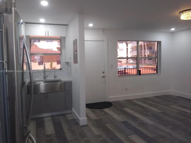 7505 SW 82nd St in Miami, FL - Foto de edificio - Building Photo