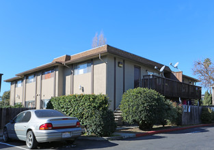 Holiday Manor Apartments in Hayward, CA - Building Photo - Building Photo