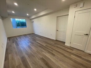 THE RADFORD- NILO RESIDENTIALS in Valley Village, CA - Foto de edificio - Building Photo