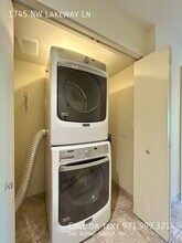 1745 NW Lakeway Ln in Beaverton, OR - Building Photo - Building Photo