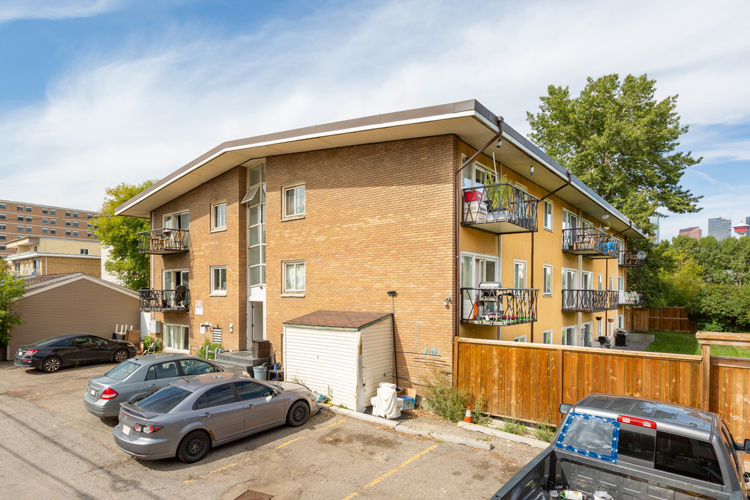 River Terrace in Calgary, AB - Building Photo