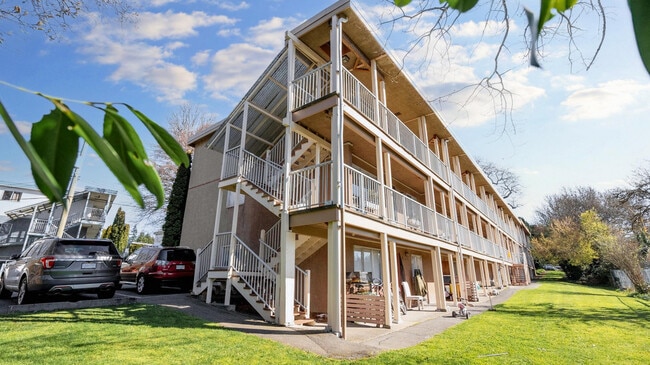 Mainstreet Victoria Garden Apartments in Victoria, BC - Foto de edificio - Building Photo