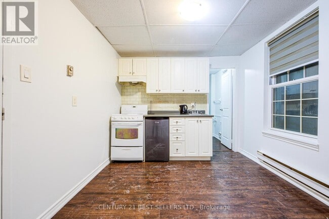 150 Lakeshore Rd E in Oakville, ON - Building Photo - Building Photo