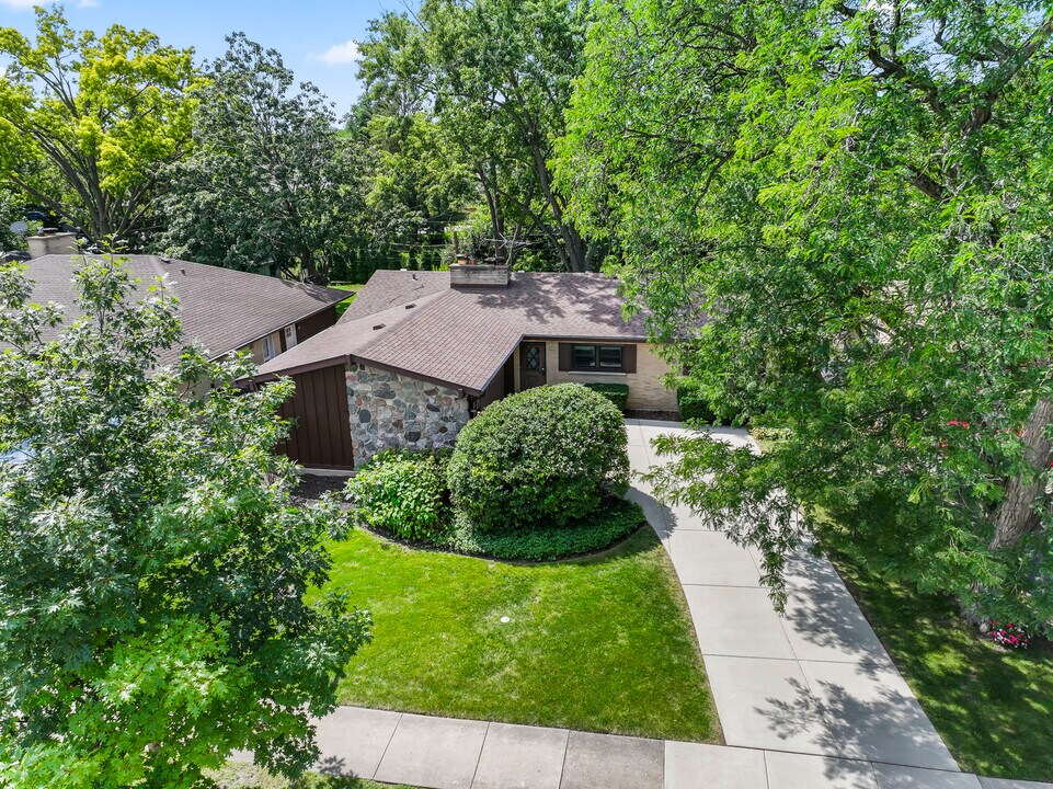 407 E Berkshire Ln in Mount Prospect, IL - Building Photo