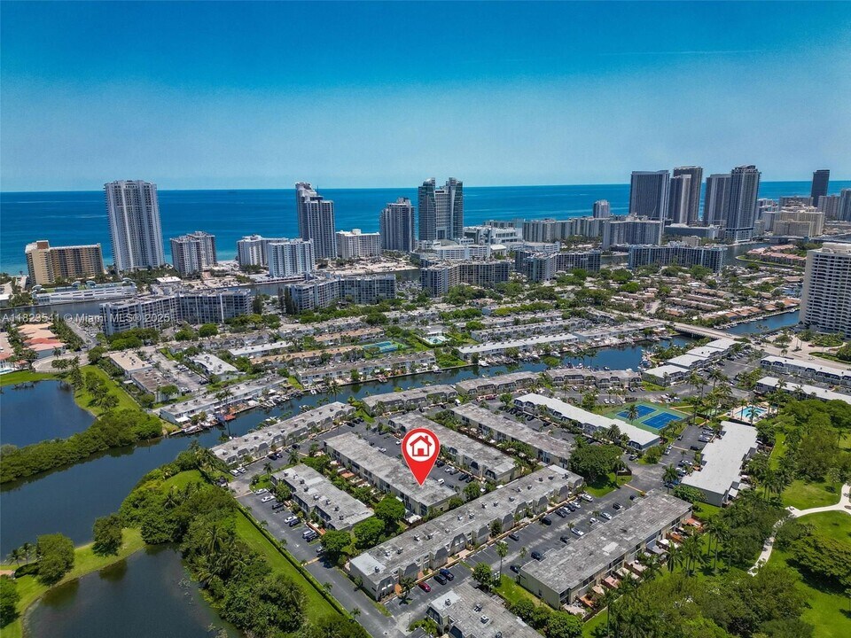 2407 NE 10th St in Hallandale Beach, FL - Building Photo