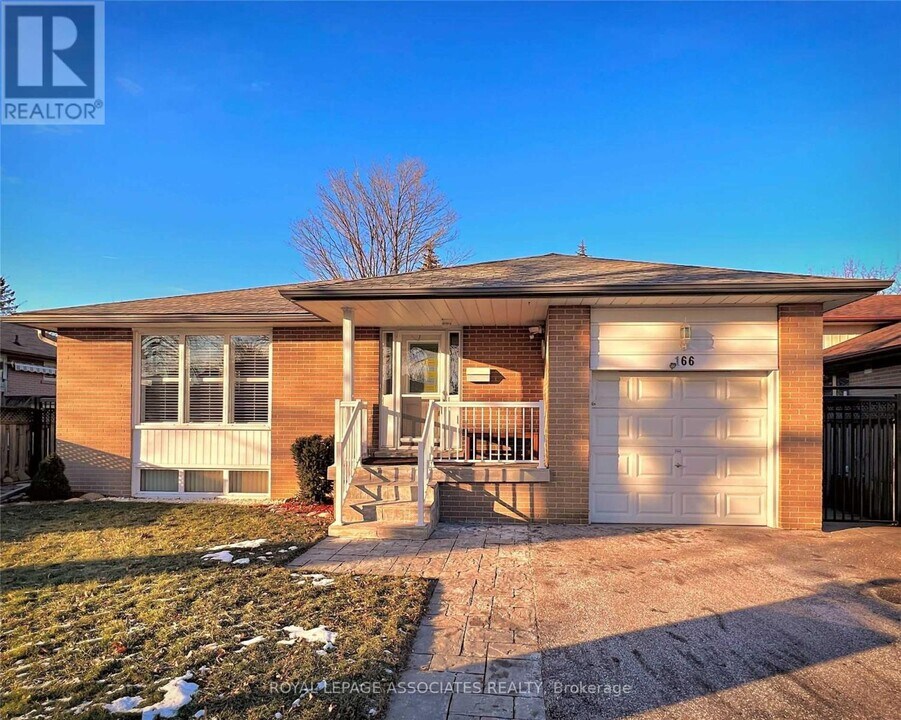 166 Lynnbrook Dr in Toronto, ON - Building Photo
