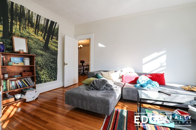 38 Lawton St, Unit 2 in Brookline, MA - Foto de edificio - Building Photo