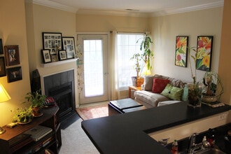 4850 Eisenhower Ave, Unit 421 in Alexandria, VA - Foto de edificio - Building Photo