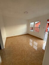 3264 Post St, Unit Apt B in South Gate, CA - Foto de edificio - Building Photo