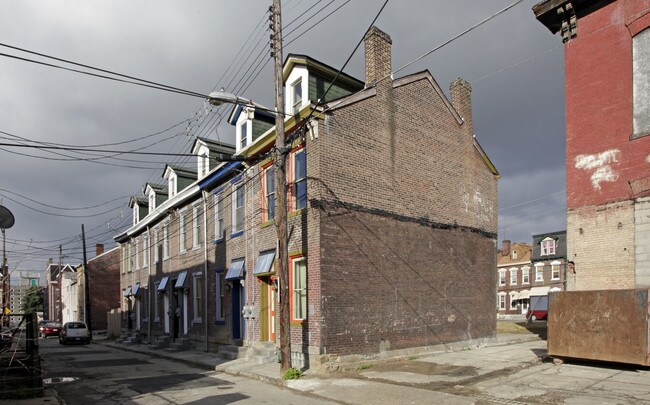 4817-4825 Blackberry Way in Pittsburgh, PA - Foto de edificio - Building Photo