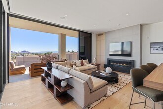 5000 N Camelback Rdg Dr, Unit 302 in Scottsdale, AZ - Foto de edificio - Building Photo