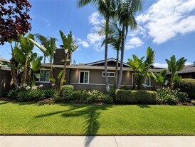 17102 Emerald Ln, Unit D in Huntington Beach, CA - Building Photo