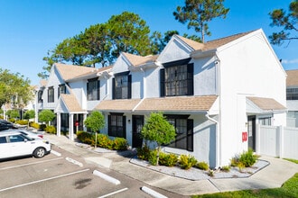 Saint Andrews Square Townhomes in Tampa, FL - Building Photo - Building Photo