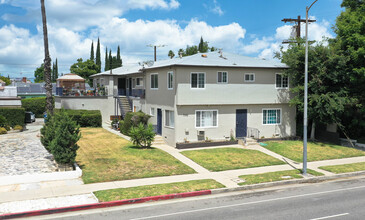 7045 Whitsett Ave in North Hollywood, CA - Foto de edificio - Primary Photo